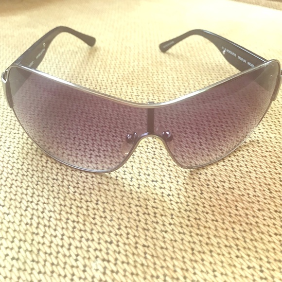 Accessories - 🌻🌻💯JUICY COUTURE SUNGLASSES EUC WITH CASE💯🌻🌻